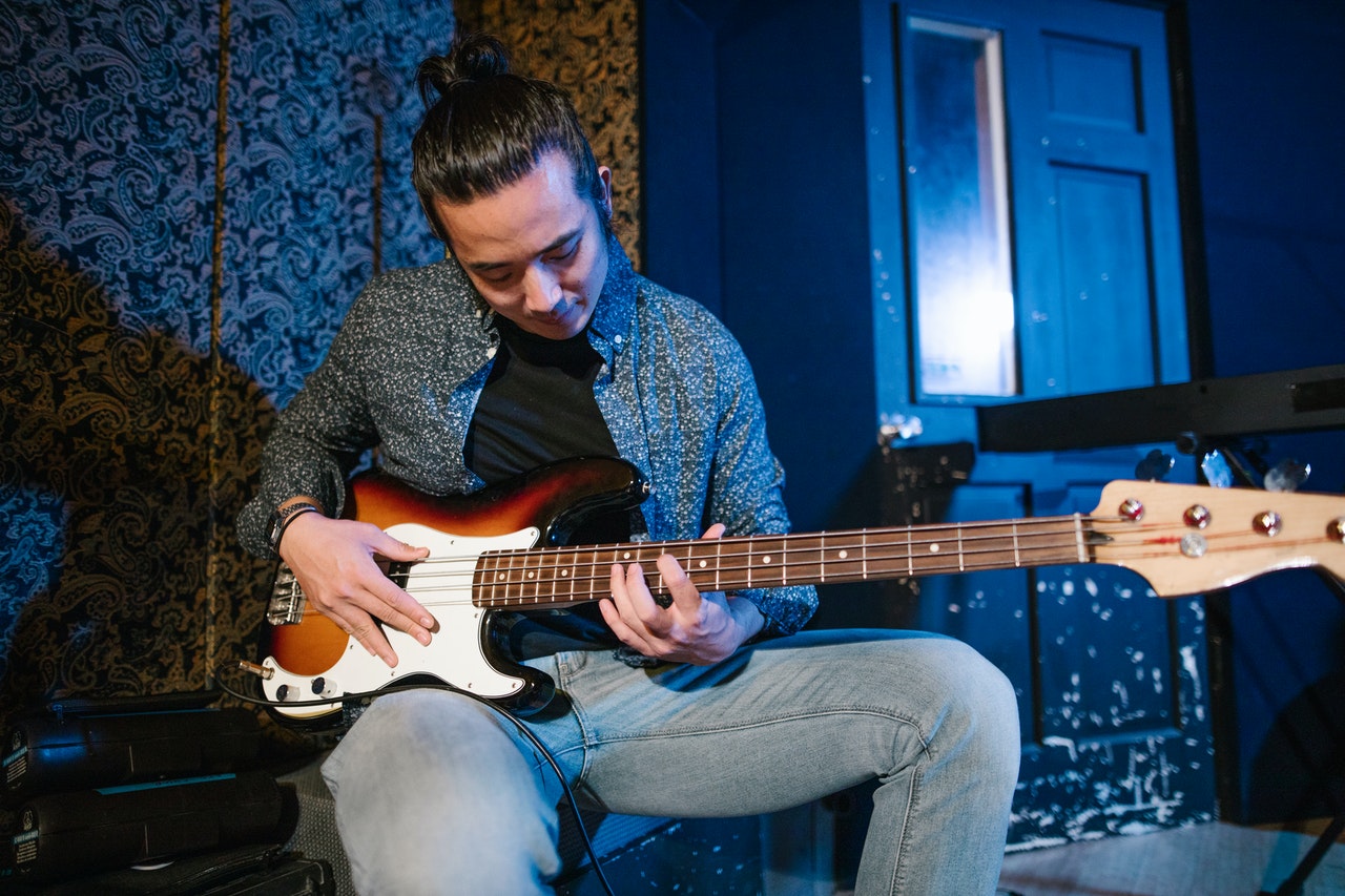 Chico tocando la guitarra